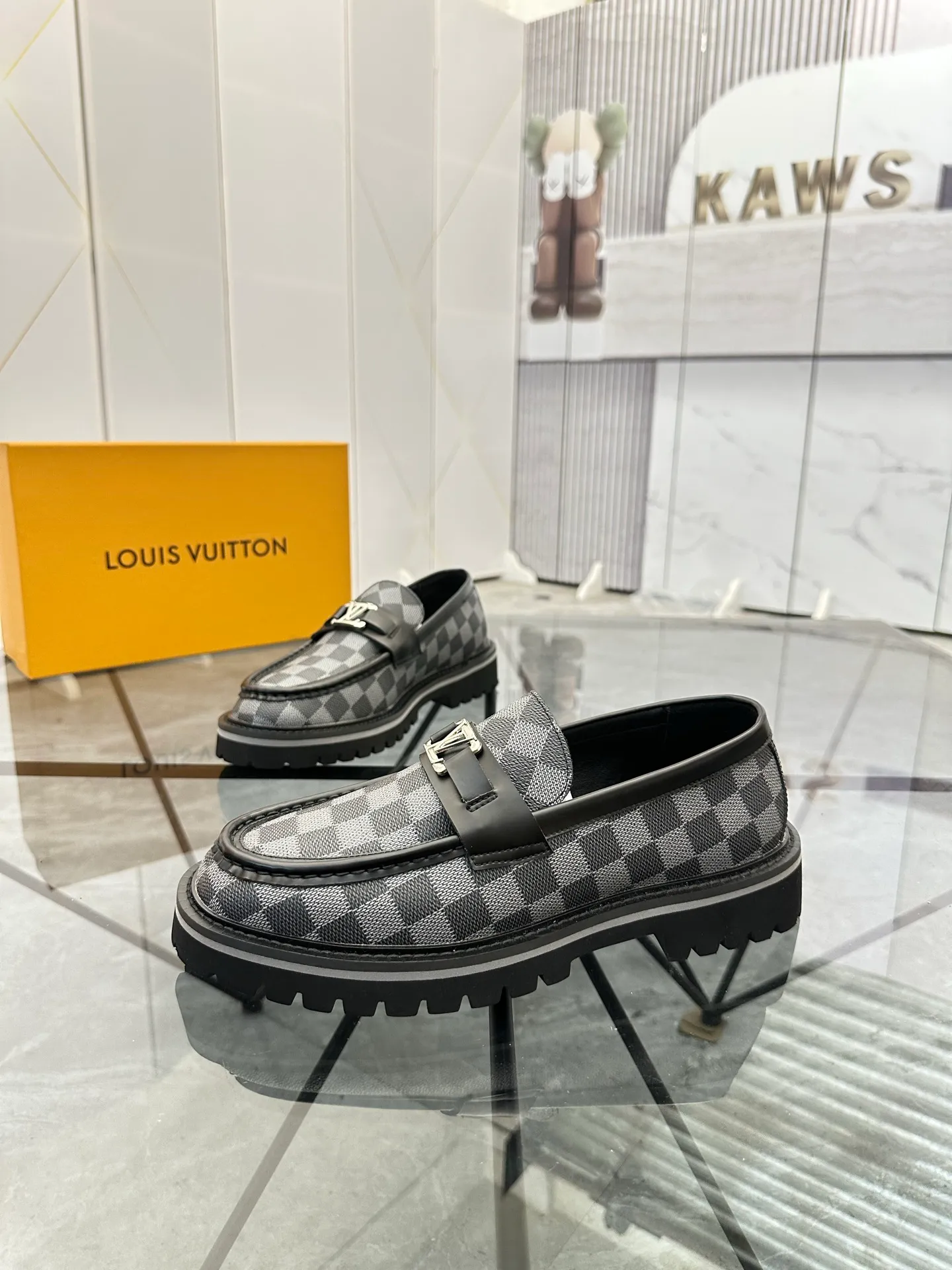 Selling men's shoes 💰: 💰P460¥ Product trademark: LV* "Louis Vuitton*" leather shoes Regular size: 40-45 (can be customized to 46) Product materials: imported cowhide upper, sheepskin lining, original outsole. Number: 558